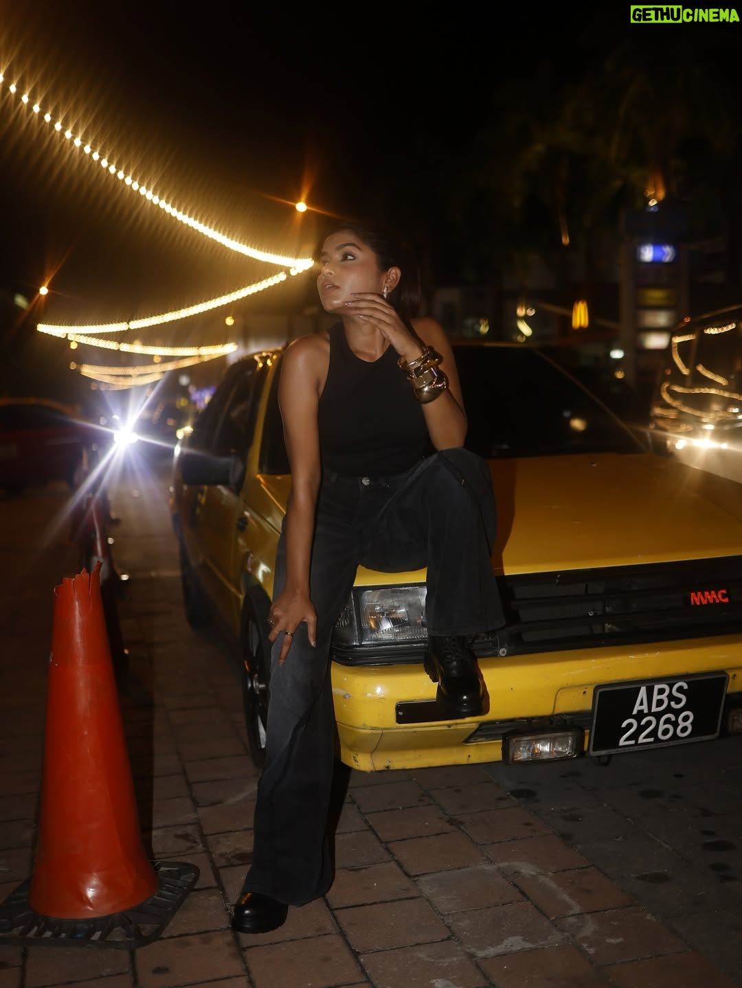 Jeetu Sri - 12.2K Likes - Who knew Langkawi could serve New York vibes at night? ✨💙✨💙 Also one should never underestimate the power of a good pair of denims @freakinsindia and a little street magic 🪄

#denim #freakins #langkawi #malaysia #newyorkvibes #poses #photoshoot