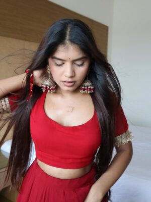 Jeetu Sri Instagram - Red lehenga simple hair subtle makeup… bas, aur kya chahiye life mein? 😌
Like seriously, who even needs extra drama when the colour red itself is a full statement 🔥
Try hating this look… I’ll wait. 😉
Outfit from @sonalibansalofficial
#red #redlehenga #shaadi #lehengalove