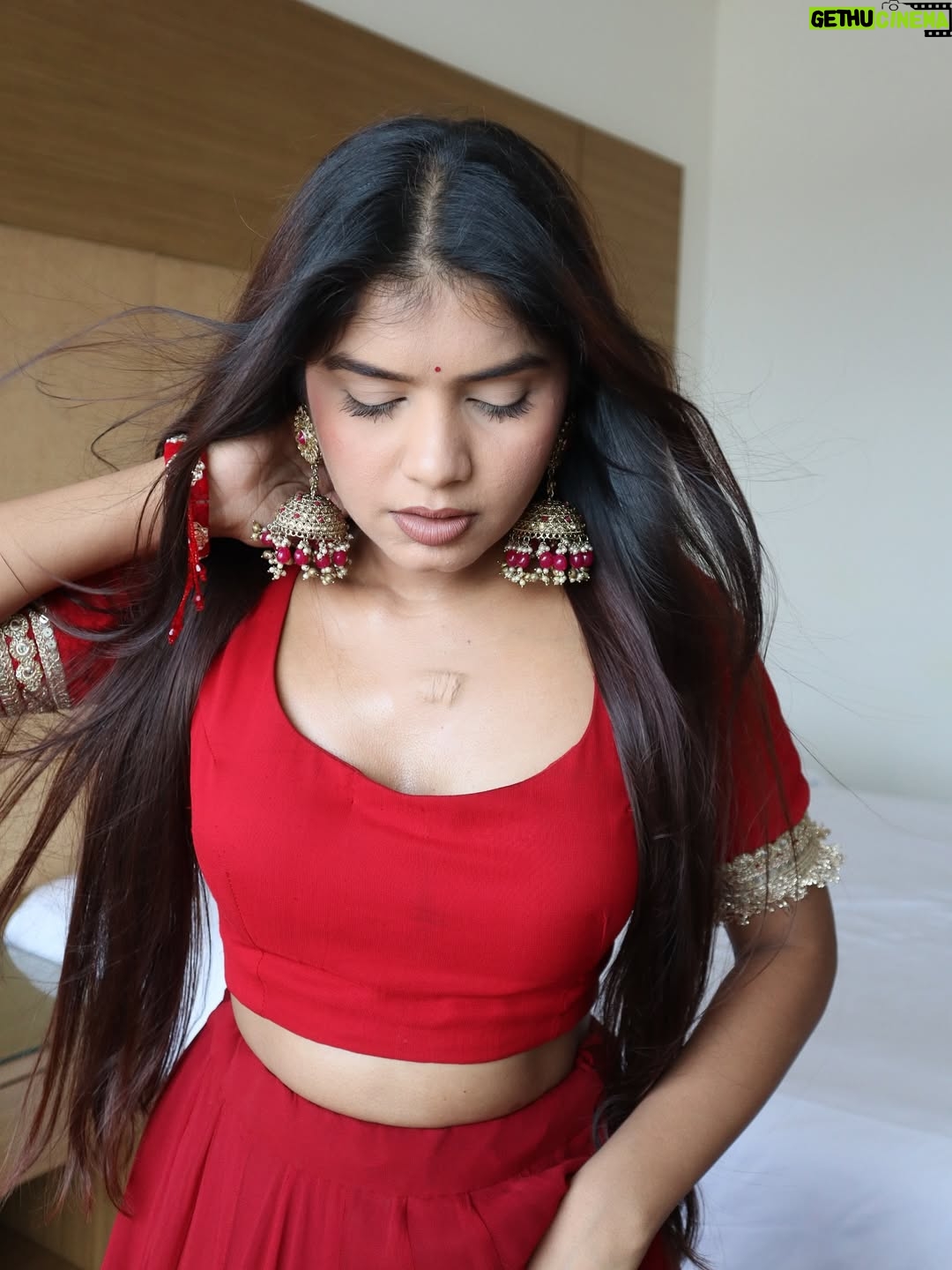 Jeetu Sri - 13.3K Likes - Red lehenga   simple hair   subtle makeup… bas, aur kya chahiye life mein? 😌
Like seriously, who even needs extra drama when the colour red itself is a full statement 🔥
Try hating this look… I’ll wait. 😉

Outfit from @sonalibansalofficial 

#red #redlehenga #shaadi #lehengalove
