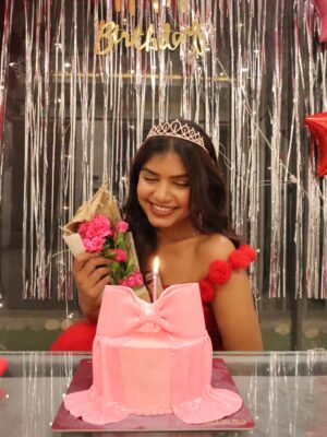 Jeetu Sri Instagram - Feeling so loved and grateful! 💖 Thank you all for the beautiful birthday wishes, each message made my day extra special 🥹🎂💫 Sending you all a big virtual hug 🤗
#birthdaygirl #birthdaycake #happybirthday