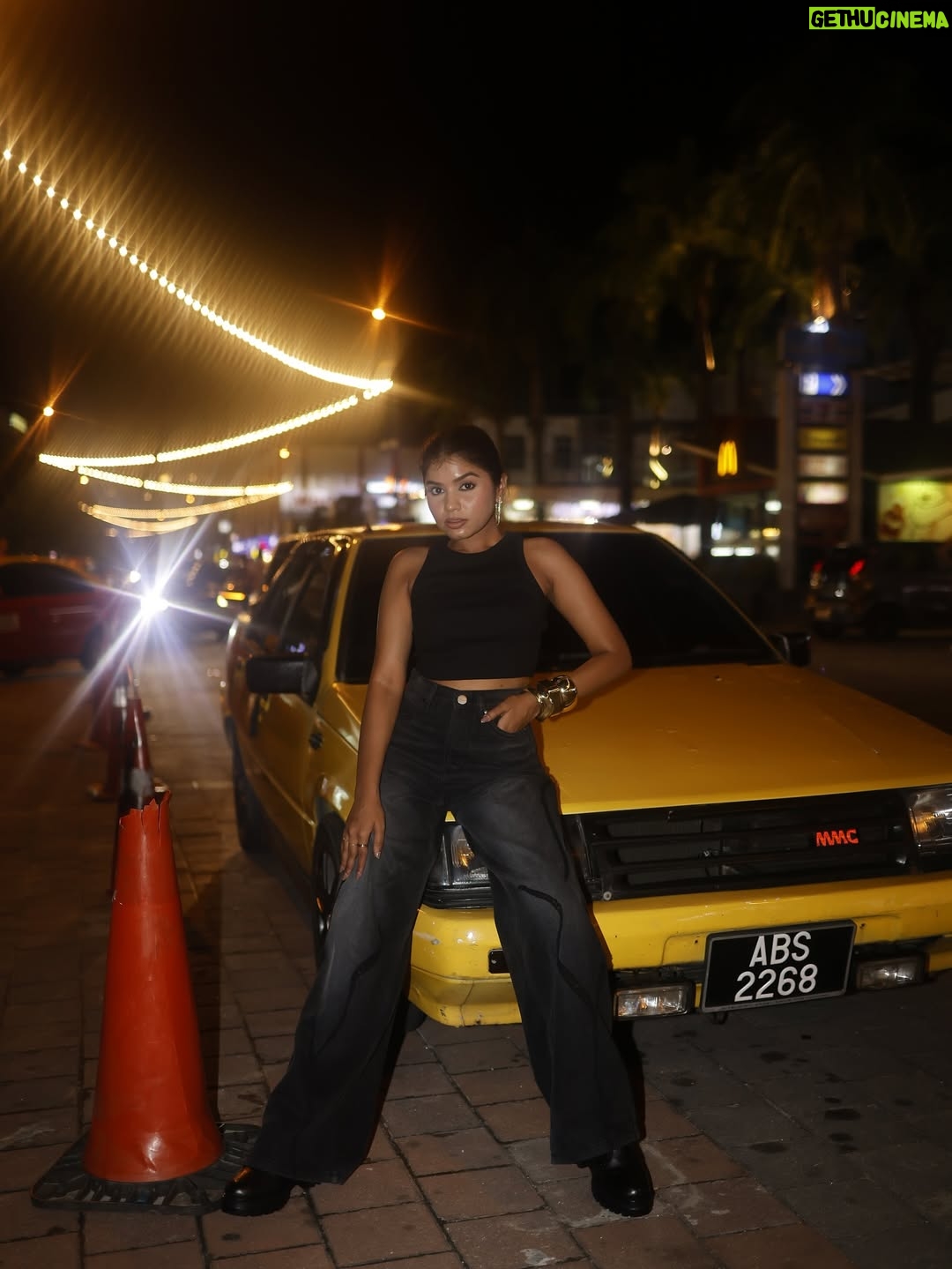 Jeetu Sri - 12.2K Likes - Who knew Langkawi could serve New York vibes at night? ✨💙✨💙 Also one should never underestimate the power of a good pair of denims @freakinsindia and a little street magic 🪄

#denim #freakins #langkawi #malaysia #newyorkvibes #poses #photoshoot