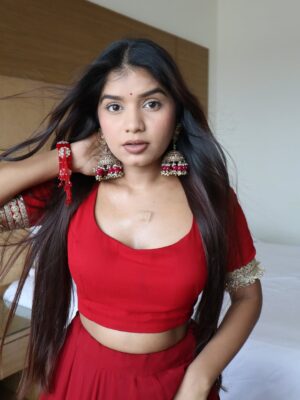 Jeetu Sri Instagram - Red lehenga simple hair subtle makeup… bas, aur kya chahiye life mein? 😌
Like seriously, who even needs extra drama when the colour red itself is a full statement 🔥
Try hating this look… I’ll wait. 😉
Outfit from @sonalibansalofficial
#red #redlehenga #shaadi #lehengalove
