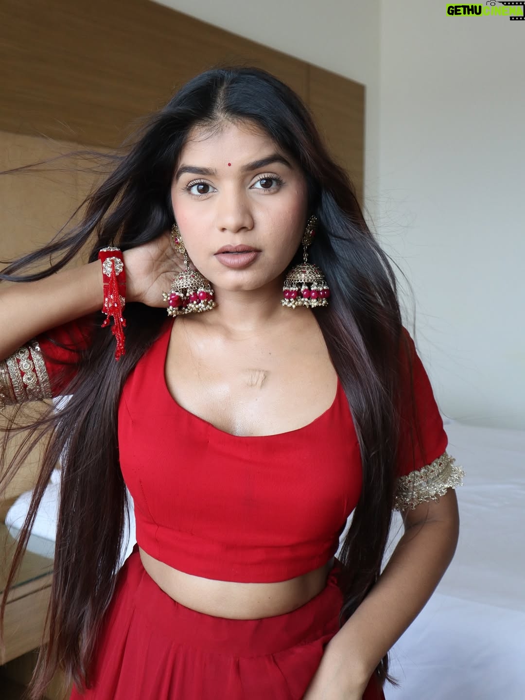 Jeetu Sri - 13.3K Likes - Red lehenga   simple hair   subtle makeup… bas, aur kya chahiye life mein? 😌
Like seriously, who even needs extra drama when the colour red itself is a full statement 🔥
Try hating this look… I’ll wait. 😉

Outfit from @sonalibansalofficial 

#red #redlehenga #shaadi #lehengalove
