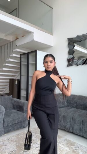 Jeetu Sri Instagram - Shot for one of their campaigns. Do u think I did justice to the look? 😌🖤 #nonsponsored
@yslbeauty
Top & pants - @zara
heels - @dressberry_india @myntra
Bag - @aldo_shoes
Earring - @hm
Watch - @sonataindia
Lip liner - @lagirlcosmetics @lagirlindia chai latte
Lipstick - @hudabeauty trendsetter
#grwm #makeup #fashion
