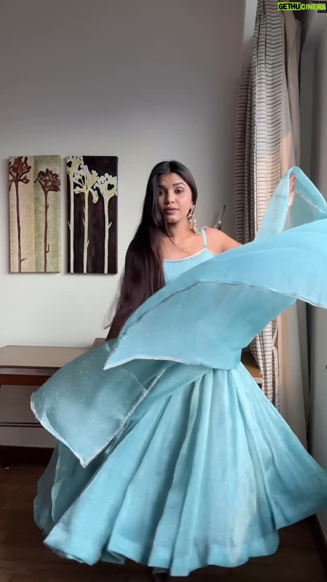 Jeetu Sri - 30K Likes - Ab batao, blue mujhpe zyada acha lag raha ya mujhse zyada blue acha lag raha? 🤭👇

Outfit from @thetraditionallabel 

#anarkali #anarkalisuits #blue