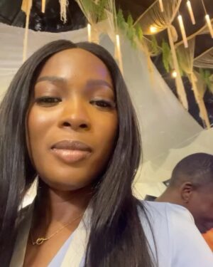 Jemima Osunde Instagram - More BTS videos and pictures 😁🤣😂❤️
We had TOO much fun filming this! As you can see.
I love all the slides but my absolute favorite has to be the one of my mummy and daddy visiting us on set 🥹🥹💘
A close second is slapping Favour Quest @susanpwajok 🤭😂
What’s your favorite slide?
#ALagosLoveStory