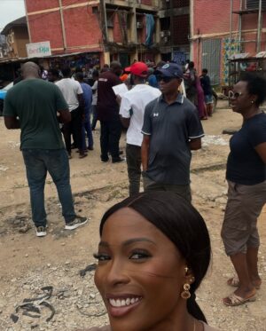 Jemima Osunde Instagram - More BTS videos and pictures šš¤£šā¤ļø
We had TOO much fun filming this! As you can see.
I love all the slides but my absolute favorite has to be the one of my mummy and daddy visiting us on set š„¹š„¹š
A close second is slapping Favour Quest @susanpwajok š¤š
Whatās your favorite slide?
#ALagosLoveStory