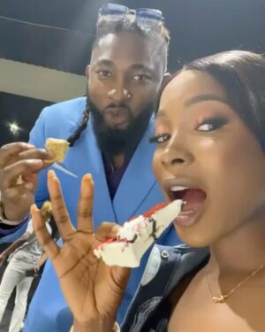 Jemima Osunde Instagram - More BTS videos and pictures 😁🤣😂❤️
We had TOO much fun filming this! As you can see.
I love all the slides but my absolute favorite has to be the one of my mummy and daddy visiting us on set 🥹🥹💘
A close second is slapping Favour Quest @susanpwajok 🤭😂
What’s your favorite slide?
#ALagosLoveStory