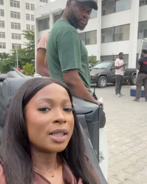Jemima Osunde Instagram - More BTS videos and pictures 😁🤣😂❤️
We had TOO much fun filming this! As you can see.
I love all the slides but my absolute favorite has to be the one of my mummy and daddy visiting us on set 🥹🥹💘
A close second is slapping Favour Quest @susanpwajok 🤭😂
What’s your favorite slide?
#ALagosLoveStory