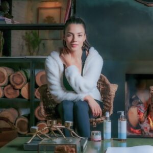 Jennifer Arenas Instagram - 1. Probando @theorganicpharmacy.co 🙋♀️
2. Cuidando el instrumento con #barrefitness
3. Que no falte la pose💜
4. Buen fotógrafo el de #organicphamacy 😂
5. Antes de sudar 💧
6. ¿Cuál eligen? 💙
7. La belleza esta en los detalles 🌸
8. Lo que me espera😁
9. Entendiendo la magia✨️✨️
#productosnaturales #organic #faciales #bogota #actriz #ejercicio #jenniferarenas #cuidadofacial #colombia