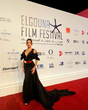 Jennifer Arenas Instagram - ✨ Ella es Jennifer Arenas, nuestra protagonista🍸🎬
Actriz y productora con más de 15 años de experiencia en el campo actoral, Jennifer ha construido una sólida trayectoria que abarca desde películas comerciales e independientes hasta reconocidas series de televisión latinoamericanas.
En el 2017, fue nominada a los Premios Macondo de Colombia como Mejor Actriz de Reparto por su interpretación de Daniela en la película Destinos, destacando su habilidad para dar vida a personajes profundos y complejos. En televisión, Jennifer cautivó al público con sus papeles en series exitosas como Sin senos sí hay paraíso y Lady, la vendedora de rosas, donde su interpretación de Mireya dejó una huella imborrable.
Como productora, Jennifer continúa expandiendo su impacto en la industria. Actualmente participa en la distribución de Legal, largometraje en el que también actuó. Además, se prepara para dar vida al personaje principal en Killer Martini de @alejoirias , un thriller que promete mantenernos al borde del asiento. 🌟
#KillerMartini #JenniferArenas #CineLatino #ActrizYProductora #ThrillerBilingüe