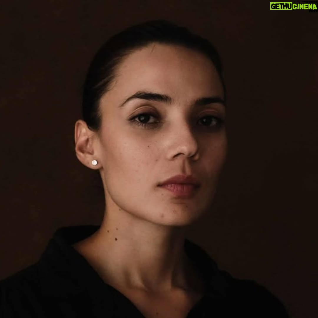 Jennifer Arenas - 3 Likes - Hace un par de meses creando otra piel 🎬🎭
🇺🇸 A couple of months ago creating another skin.

Momento capturado por @john.bedoyac 

#actresslife #actores #actorsheadshots #cinema #Film #colombia #usa #mexico