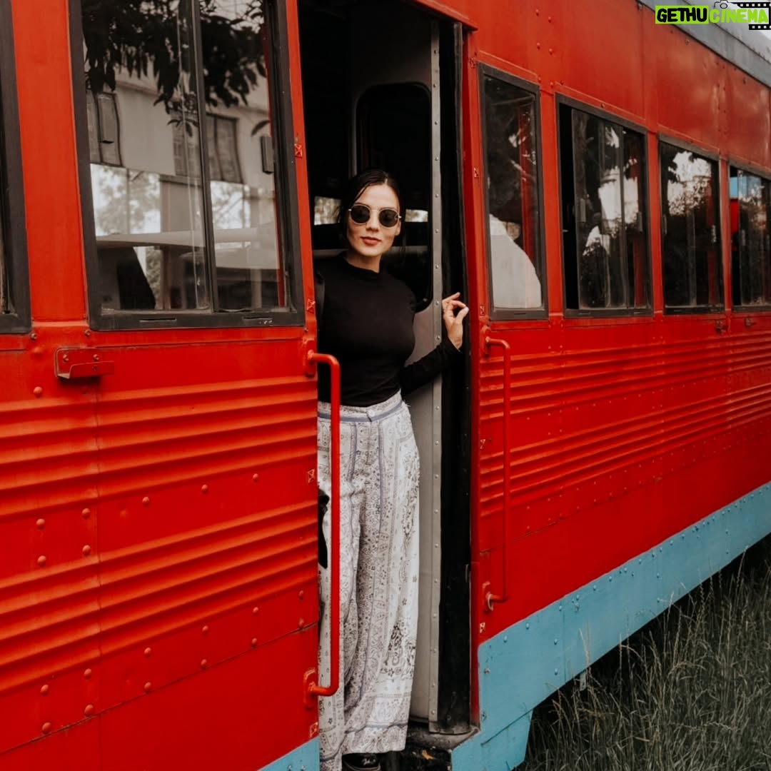 Jennifer Arenas - 3 Likes - Nunca había hecho el viaje de #Bogotá a #Zipaquirá en #tren 🥰 ¡lo amé! Los paisajes y el cafecito conversado son la combinación perfecta

Luego, llegar y hacer recorrido tradicional por Zipa… ¡el plan! 🚂✨ 

#viajes #aroundtheworld #jenniferarenas