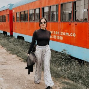 Jennifer Arenas Instagram - Nunca había hecho el viaje de #Bogotá a #Zipaquirá en #tren 🥰 ¡lo amé! Los paisajes y el cafecito conversado son la combinación perfecta
Luego, llegar y hacer recorrido tradicional por Zipa… ¡el plan! 🚂✨
#viajes #aroundtheworld #jenniferarenas