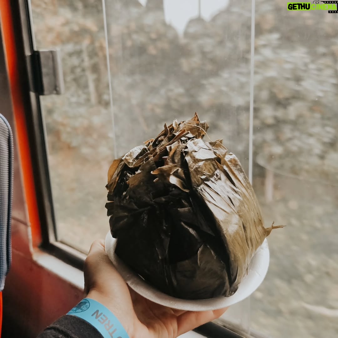 Jennifer Arenas - 3 Likes - Nunca había hecho el viaje de #Bogotá a #Zipaquirá en #tren 🥰 ¡lo amé! Los paisajes y el cafecito conversado son la combinación perfecta

Luego, llegar y hacer recorrido tradicional por Zipa… ¡el plan! 🚂✨ 

#viajes #aroundtheworld #jenniferarenas