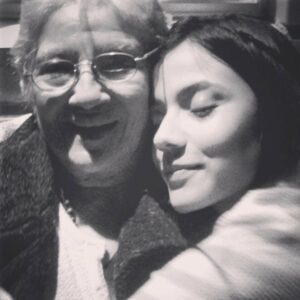 Jennifer Arenas Instagram - #abuela🕊🙏 Dos años sin tu presencia física entre nosotros. Ese día terminó una etapa para nuestra familia. Tú emprendiste el viaje de retorno al gran misterio, y yo inicié un viaje profundo hacia mi verdad.
Desde la gratitud entendí que algunas lealtades creadas desde el amor por nuestro vínculo debían también trascender, pues ya no alimentaban mi vuelo; realmente no hacían parte de mi individualidad.
A cambio, me quedé con tu forma dulce de amar, tu resiliencia, tu creatividad y tu sabia manera de aceptar los cambios de la vida.
Con tu despedida comprendí un poco más el amor incondicional, el valor de la presencia, y fue a través de la tristeza que conocí la humildad y el poder de la rendición. El 15 de agosto de 2023 te despedí del planeta Tierra, para recibir tu presencia por siempre en mí ♥️.