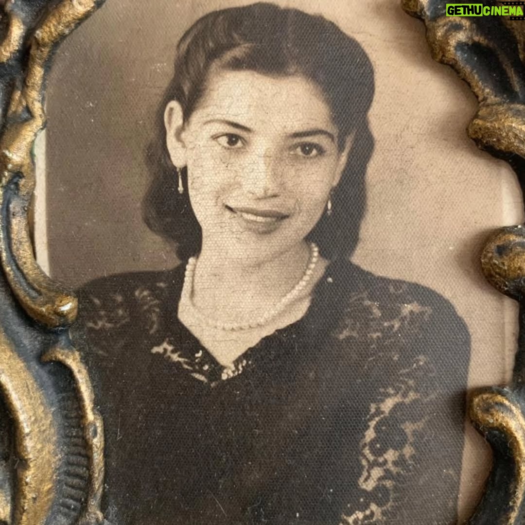 Jennifer Arenas - 3 Likes - #abuela🕊🙏 Dos años sin tu presencia física entre nosotros. Ese día terminó una etapa para nuestra familia. Tú emprendiste el viaje de retorno al gran misterio, y yo inicié un viaje profundo hacia mi verdad.
Desde la gratitud entendí que algunas lealtades creadas desde el amor por nuestro vínculo debían también trascender, pues ya no alimentaban mi vuelo; realmente no hacían parte de mi individualidad.

A cambio, me quedé con tu forma dulce de amar, tu resiliencia, tu creatividad y tu sabia manera de aceptar los cambios de la vida.

Con tu despedida comprendí un poco más el amor incondicional, el valor de la presencia, y fue a través de la tristeza que conocí la humildad y el poder de la rendición. El 15 de agosto de 2023 te despedí del planeta Tierra, para recibir tu presencia por siempre en mí ♥️.