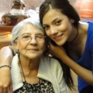 Jennifer Arenas Instagram - #abuela🕊🙏 Dos años sin tu presencia física entre nosotros. Ese día terminó una etapa para nuestra familia. Tú emprendiste el viaje de retorno al gran misterio, y yo inicié un viaje profundo hacia mi verdad.
Desde la gratitud entendí que algunas lealtades creadas desde el amor por nuestro vínculo debían también trascender, pues ya no alimentaban mi vuelo; realmente no hacían parte de mi individualidad.
A cambio, me quedé con tu forma dulce de amar, tu resiliencia, tu creatividad y tu sabia manera de aceptar los cambios de la vida.
Con tu despedida comprendí un poco más el amor incondicional, el valor de la presencia, y fue a través de la tristeza que conocí la humildad y el poder de la rendición. El 15 de agosto de 2023 te despedí del planeta Tierra, para recibir tu presencia por siempre en mí ♥️.