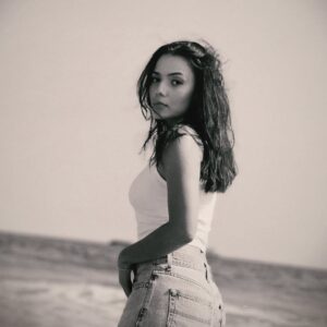 Jennifer Arenas Instagram - Las viejas formas han caído. Nuevos lenguajes están naciendo. No soy yo; soy un nosotros, soy un "somos".
Aprendiendo a ser parte del todo, para un bien mayor.
¿Desde dónde estoy siendo? ¿Desde qué lugar estoy decidiendo? Me permito existir desde la presencia de cada instante, el cual es único e irrepetible. Ni bueno ni malo... simplemente #vida
#quotes #lifestyle #actress #mujer #latina