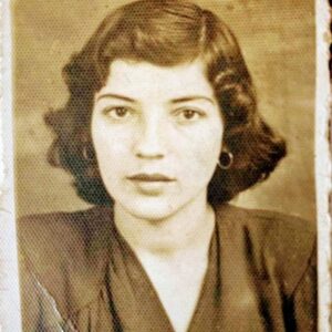 Jennifer Arenas Instagram - #abuela🕊🙏 Dos años sin tu presencia física entre nosotros. Ese día terminó una etapa para nuestra familia. Tú emprendiste el viaje de retorno al gran misterio, y yo inicié un viaje profundo hacia mi verdad.
Desde la gratitud entendí que algunas lealtades creadas desde el amor por nuestro vínculo debían también trascender, pues ya no alimentaban mi vuelo; realmente no hacían parte de mi individualidad.
A cambio, me quedé con tu forma dulce de amar, tu resiliencia, tu creatividad y tu sabia manera de aceptar los cambios de la vida.
Con tu despedida comprendí un poco más el amor incondicional, el valor de la presencia, y fue a través de la tristeza que conocí la humildad y el poder de la rendición. El 15 de agosto de 2023 te despedí del planeta Tierra, para recibir tu presencia por siempre en mí ♥️.