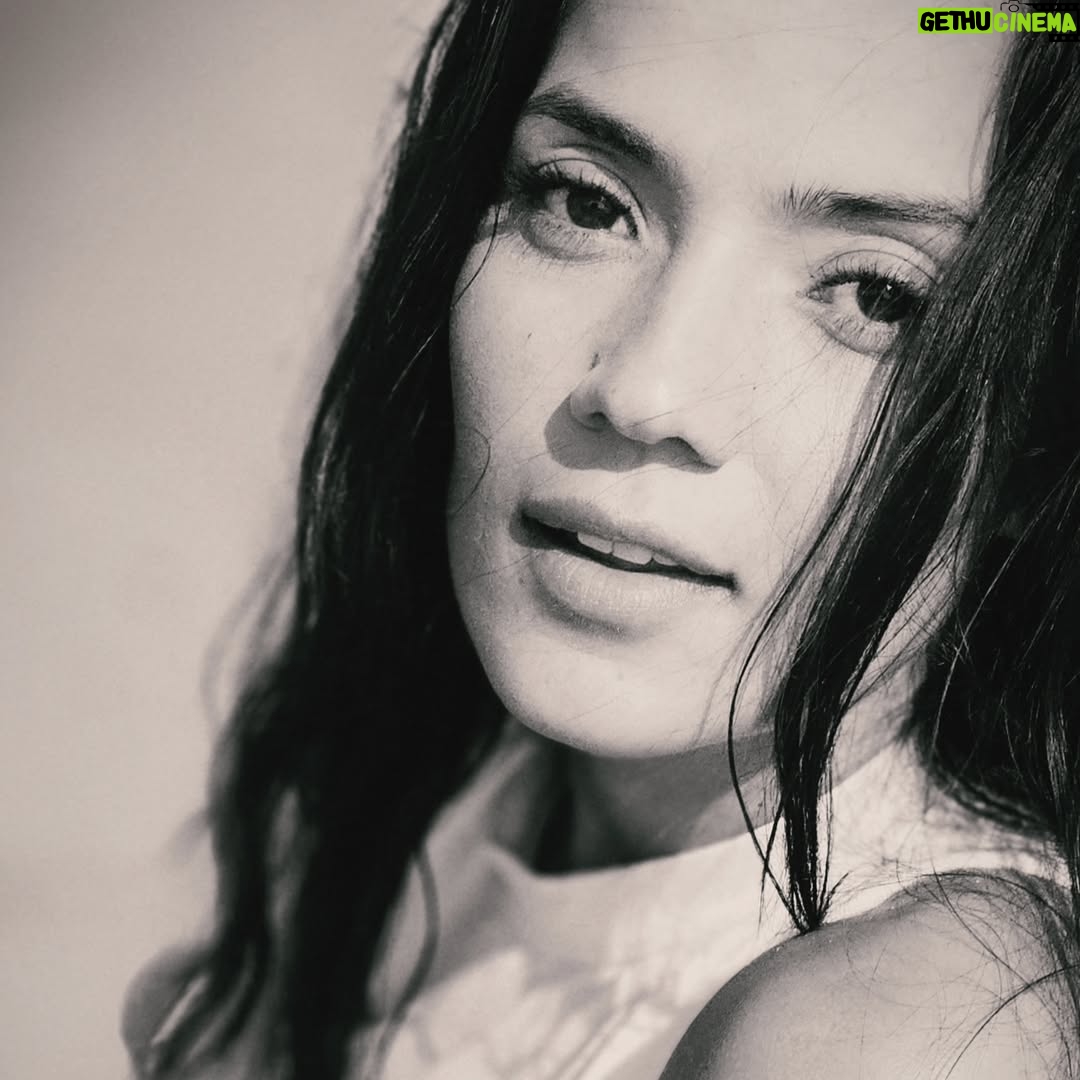 Jennifer Arenas - 3 Likes - Las viejas formas han caído. Nuevos lenguajes están naciendo. No soy yo; soy un nosotros, soy un "somos".
Aprendiendo a ser parte del todo, para un bien mayor.
¿Desde dónde estoy siendo? ¿Desde qué lugar estoy decidiendo? Me permito existir desde la presencia de cada instante, el cual es único e irrepetible. Ni bueno ni malo... simplemente #vida

#quotes #lifestyle #actress #mujer #latina