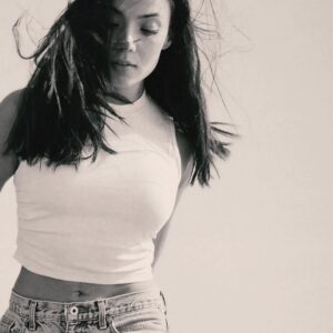 Jennifer Arenas Instagram - Las viejas formas han caído. Nuevos lenguajes están naciendo. No soy yo; soy un nosotros, soy un "somos".
Aprendiendo a ser parte del todo, para un bien mayor.
¿Desde dónde estoy siendo? ¿Desde qué lugar estoy decidiendo? Me permito existir desde la presencia de cada instante, el cual es único e irrepetible. Ni bueno ni malo... simplemente #vida
#quotes #lifestyle #actress #mujer #latina