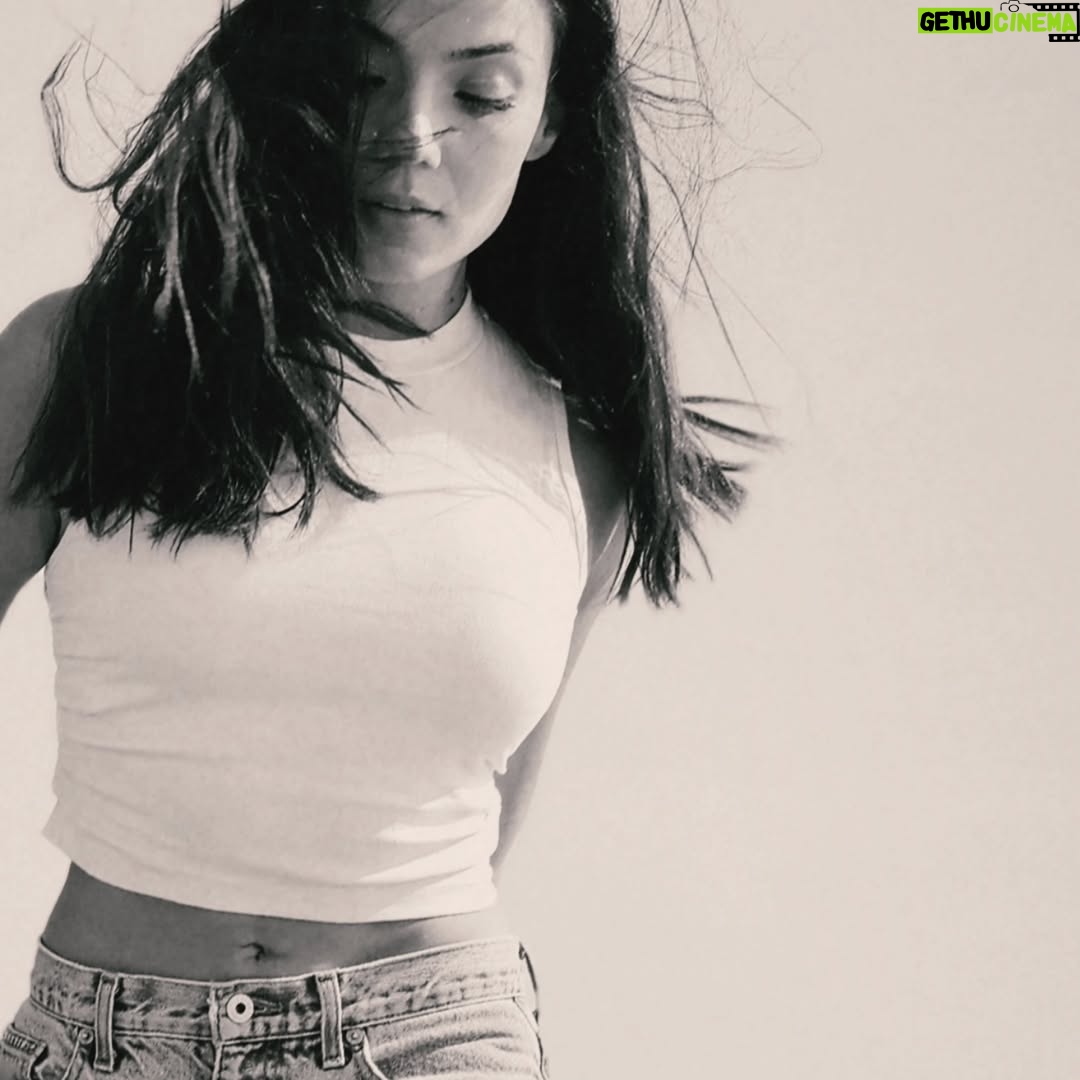Jennifer Arenas - 3 Likes - Las viejas formas han caído. Nuevos lenguajes están naciendo. No soy yo; soy un nosotros, soy un "somos".
Aprendiendo a ser parte del todo, para un bien mayor.
¿Desde dónde estoy siendo? ¿Desde qué lugar estoy decidiendo? Me permito existir desde la presencia de cada instante, el cual es único e irrepetible. Ni bueno ni malo... simplemente #vida

#quotes #lifestyle #actress #mujer #latina