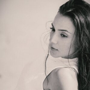 Jennifer Arenas Instagram - Las viejas formas han caído. Nuevos lenguajes están naciendo. No soy yo; soy un nosotros, soy un "somos".
Aprendiendo a ser parte del todo, para un bien mayor.
¿Desde dónde estoy siendo? ¿Desde qué lugar estoy decidiendo? Me permito existir desde la presencia de cada instante, el cual es único e irrepetible. Ni bueno ni malo... simplemente #vida
#quotes #lifestyle #actress #mujer #latina