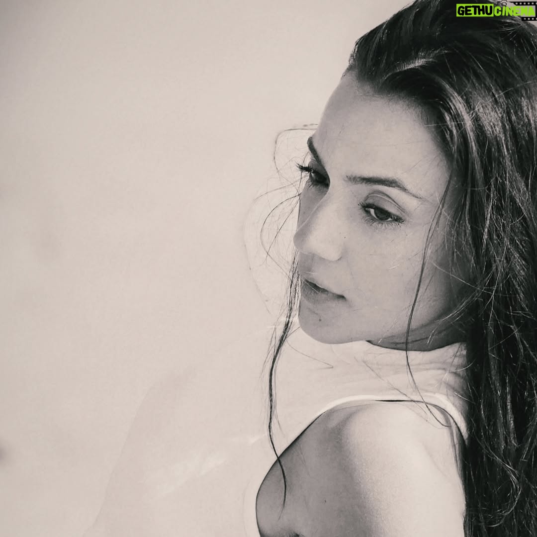Jennifer Arenas - 3 Likes - Las viejas formas han caído. Nuevos lenguajes están naciendo. No soy yo; soy un nosotros, soy un "somos".
Aprendiendo a ser parte del todo, para un bien mayor.
¿Desde dónde estoy siendo? ¿Desde qué lugar estoy decidiendo? Me permito existir desde la presencia de cada instante, el cual es único e irrepetible. Ni bueno ni malo... simplemente #vida

#quotes #lifestyle #actress #mujer #latina