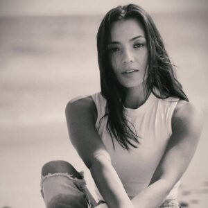 Jennifer Arenas Instagram - Las viejas formas han caído. Nuevos lenguajes están naciendo. No soy yo; soy un nosotros, soy un "somos".
Aprendiendo a ser parte del todo, para un bien mayor.
¿Desde dónde estoy siendo? ¿Desde qué lugar estoy decidiendo? Me permito existir desde la presencia de cada instante, el cual es único e irrepetible. Ni bueno ni malo... simplemente #vida
#quotes #lifestyle #actress #mujer #latina