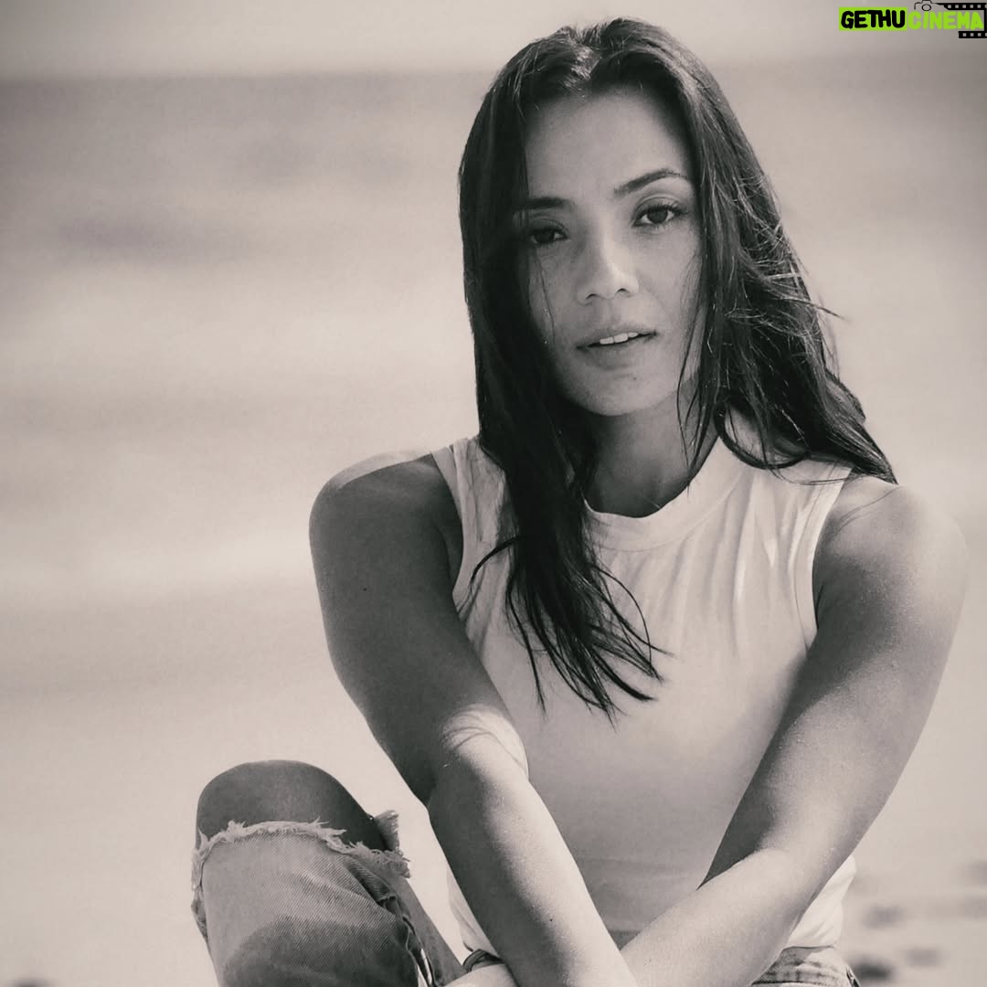 Jennifer Arenas - 3 Likes - Las viejas formas han caído. Nuevos lenguajes están naciendo. No soy yo; soy un nosotros, soy un "somos".
Aprendiendo a ser parte del todo, para un bien mayor.
¿Desde dónde estoy siendo? ¿Desde qué lugar estoy decidiendo? Me permito existir desde la presencia de cada instante, el cual es único e irrepetible. Ni bueno ni malo... simplemente #vida

#quotes #lifestyle #actress #mujer #latina