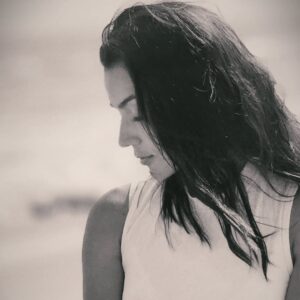 Jennifer Arenas Instagram - Las viejas formas han caído. Nuevos lenguajes están naciendo. No soy yo; soy un nosotros, soy un "somos".
Aprendiendo a ser parte del todo, para un bien mayor.
¿Desde dónde estoy siendo? ¿Desde qué lugar estoy decidiendo? Me permito existir desde la presencia de cada instante, el cual es único e irrepetible. Ni bueno ni malo... simplemente #vida
#quotes #lifestyle #actress #mujer #latina