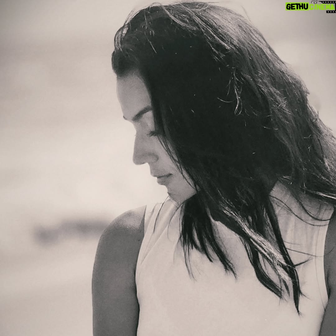 Jennifer Arenas - 3 Likes - Las viejas formas han caído. Nuevos lenguajes están naciendo. No soy yo; soy un nosotros, soy un "somos".
Aprendiendo a ser parte del todo, para un bien mayor.
¿Desde dónde estoy siendo? ¿Desde qué lugar estoy decidiendo? Me permito existir desde la presencia de cada instante, el cual es único e irrepetible. Ni bueno ni malo... simplemente #vida

#quotes #lifestyle #actress #mujer #latina