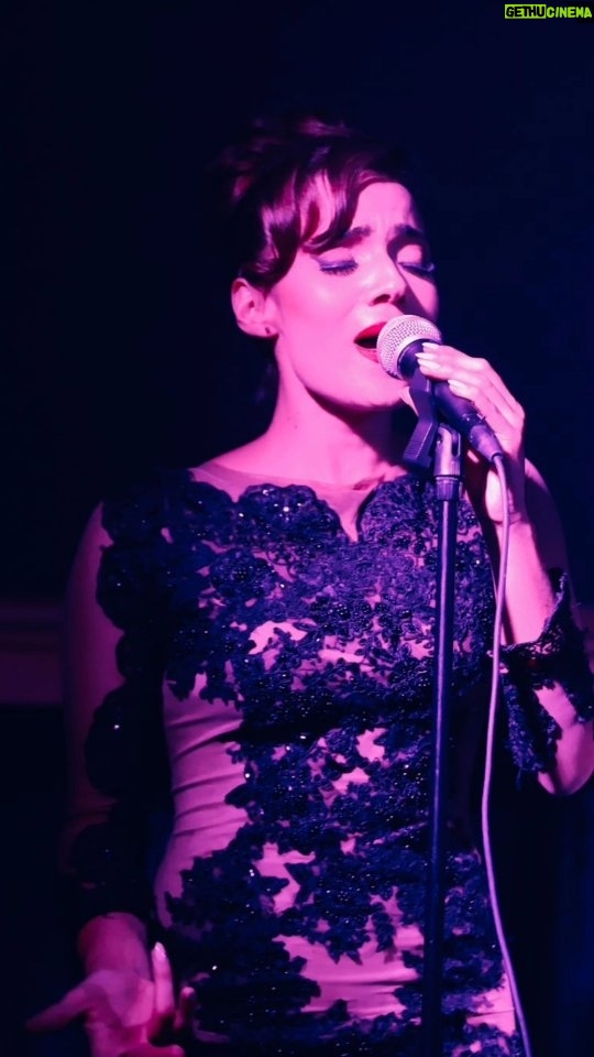 Jennifer Arenas - 3 Likes - #tbt La #música es medicina ♥️

#jenniferarenas #musicalshow #coversong