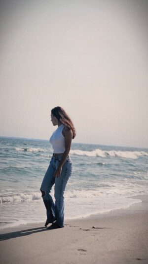 Jennifer Arenas Instagram - Son dĆas de pocas palabras...š¦šš¤āØļø
#FashionFilm #outdoorphotography #lifestyle #playa #ciudaddemexico #losangeles #colombia #rockawaybeach