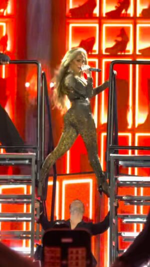Jennifer Lopez Instagram - LIVE in 2025 … ✨👠✨