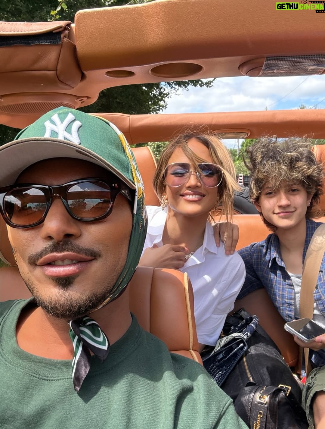 Jennifer Lopez - 537.9K Likes - Le Sunshine ☀️ 
🚲 @BlueJayBikes