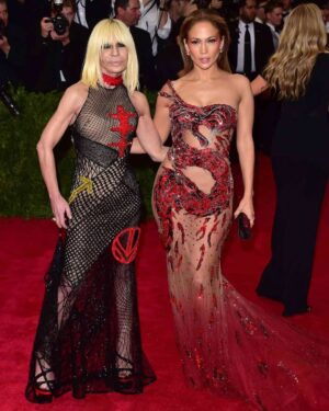 Jennifer Lopez Instagram - Gianni would be so proud. What a journey you have been on. You are strong, resilient, powerful, talented and I am so happy that I have gotten to know you over the years. Together, our journey and the friendship that we have formed has been incredible. I know this next chapter will be filled with love, happiness and friendship…and whatever you want to create it to be. I am always here for you… @donatella_versace 💚💚