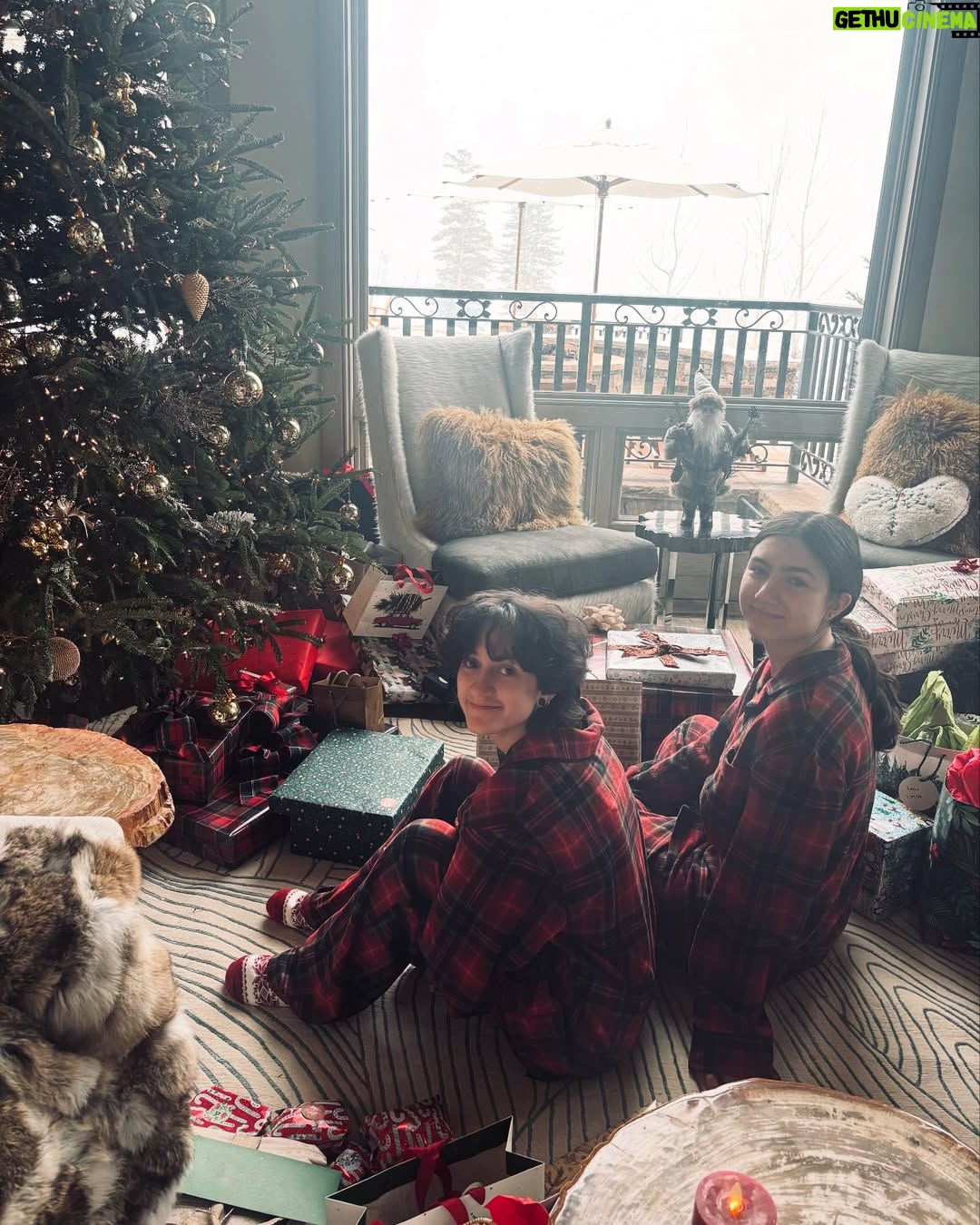 Jennifer Lopez - 0.9 Million Likes - ❄️☃️❄️