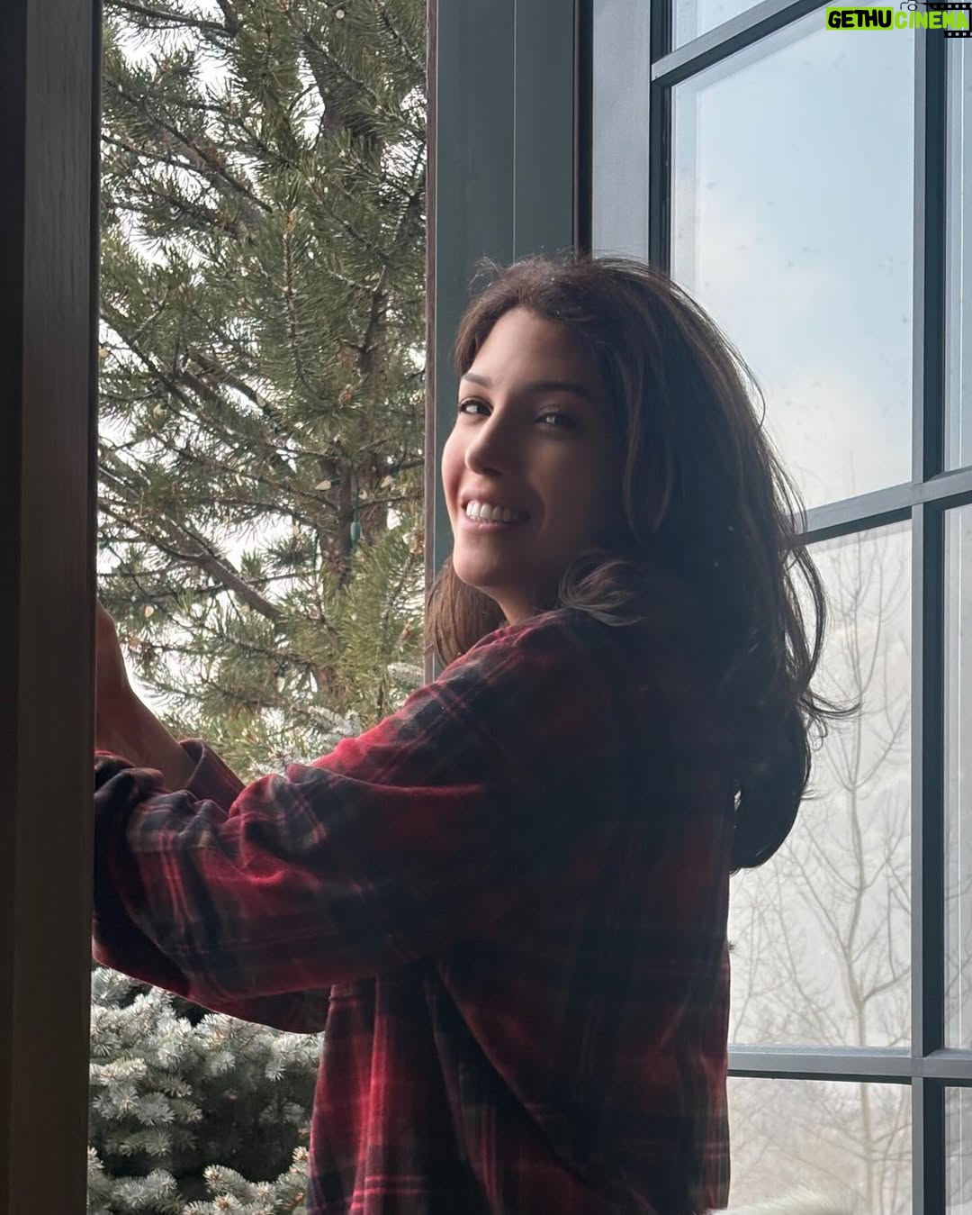 Jennifer Lopez - 0.9 Million Likes - ❄️☃️❄️