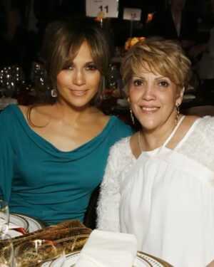 Jennifer Lopez Instagram - Happy birthday mommy!! I love you so very much!! Thank you for being there for me always…🤍🤍
#TheLupinator