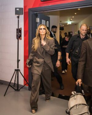 Jennifer Lopez Instagram - Business trip ✨🤎