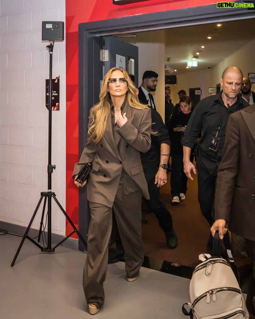 Jennifer Lopez - 579.2K Likes - Business trip ✨🤎