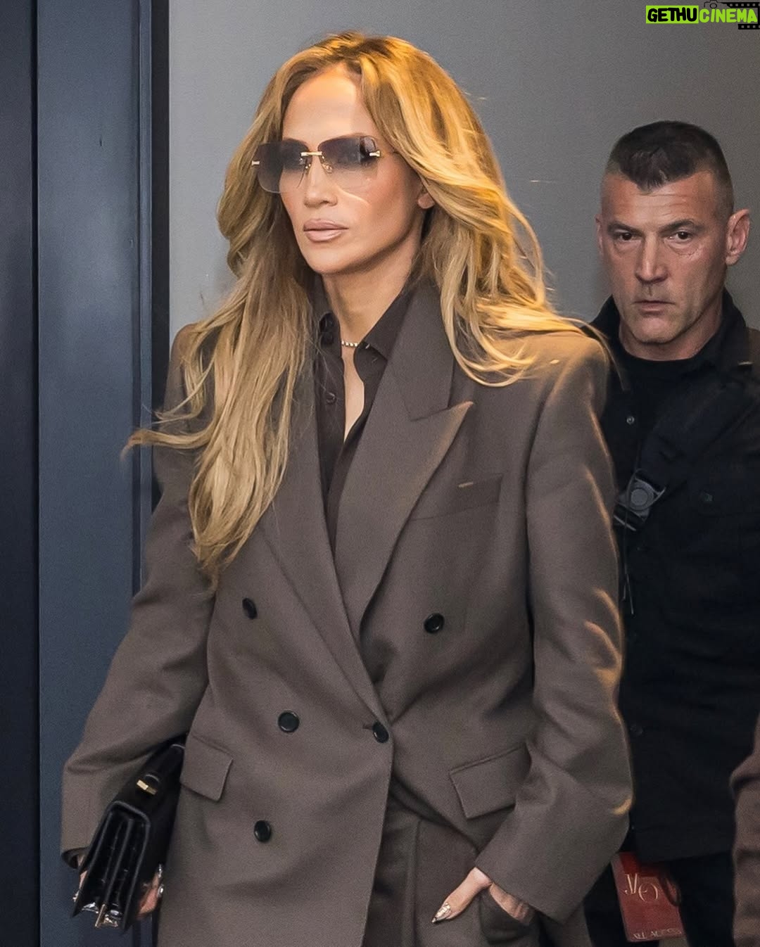 Jennifer Lopez - 579.2K Likes - Business trip ✨🤎