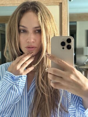 Jennifer Lopez Instagram - BirthDAY 🩷🧡💚
📍Antalya, Turkey
What a gift you all are! Thank you so much for all your beautiful birthday wishes.
