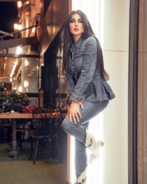 Jenny Esber Instagram - From Istanbul, the country of beauty, photo session, with the creative photographer
@hmody_ismail.photographer 📸
@aysha.magic (makeup) 💄
@jennyesber_lenses 👁