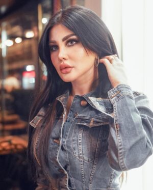 Jenny Esber Instagram - From Istanbul, the country of beauty, photo session, with the creative photographer
@hmody_ismail.photographer 📸
@aysha.magic (makeup) 💄
@jennyesber_lenses 👁