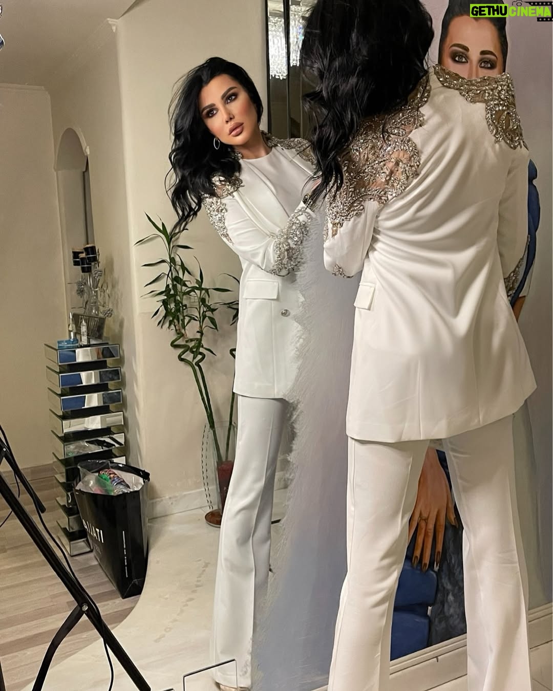 Jenny Esber - 13.9K Likes - فما ضاق الكلام بنا ولكن وجدنا الحزن أرخصه الكلام
•
•
#jennyesberfashion #2024