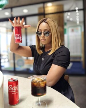 Jessica Nkosi Instagram - What’s life without a little magic?✨🪄🤭
Seriously… How cool is it that I can do this 💃🏽🪄
I had to unleash a little #realmagic with @cocacolaza while waiting for my scrumptious meal. Simple lunch for who, i’m always ready to entertain 😅😉
#RecipeForMagic