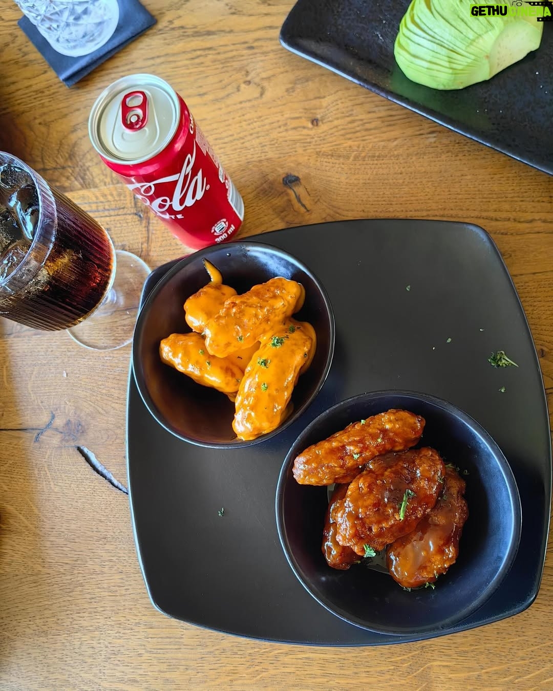 Jessica Nkosi - 44.5K Likes - What’s life without a little magic?✨🪄🤭 
Seriously… How cool is it that I can do this 💃🏽🪄

I had to unleash a little #realmagic with @cocacolaza while waiting for my scrumptious meal. Simple lunch for who, i’m always ready to entertain 😅😉 

#RecipeForMagic